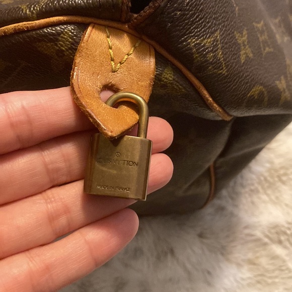 Louis Vuitton - Picture 6 of 17